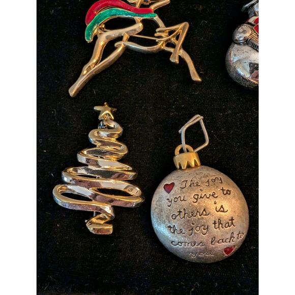 Lot of Seven Vintage Christmas Pins - Picture 5 of 10